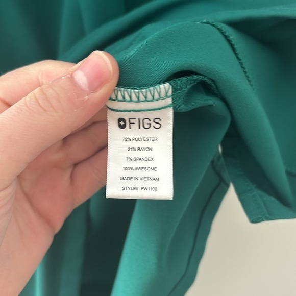 FIGS Casma Three Pocket Scrub Top in Hunter Green - Picture 6 of 7